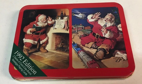 02542-1 € 12,50 coca cola ijzeren blikje met 2 stokken speelkaarten kerstman openhaard - trein
